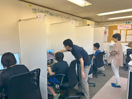 プログラミング教室で、子どもたちがそれぞれのペースで学習している教室内の様子