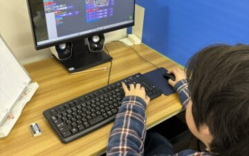 松戸・鎌ヶ谷・印西・白井から通う受講生がマイクラプログラミングでオリジナルMOD制作（ゾンビ出現・村人を守るミニゲーム）