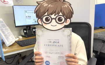 タッチタイプ検定に合格し賞状を持つ小学6年生（顔はイラストで加工）