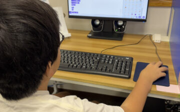 Scratchの横スクロールアクションゲームをテストプレイしながら調整する生徒