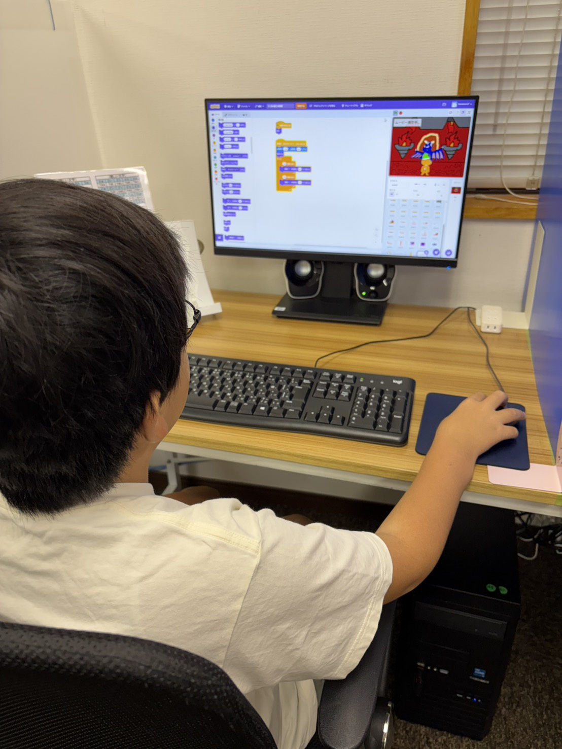 Scratchの横スクロールアクションゲームをテストプレイしながら調整する生徒